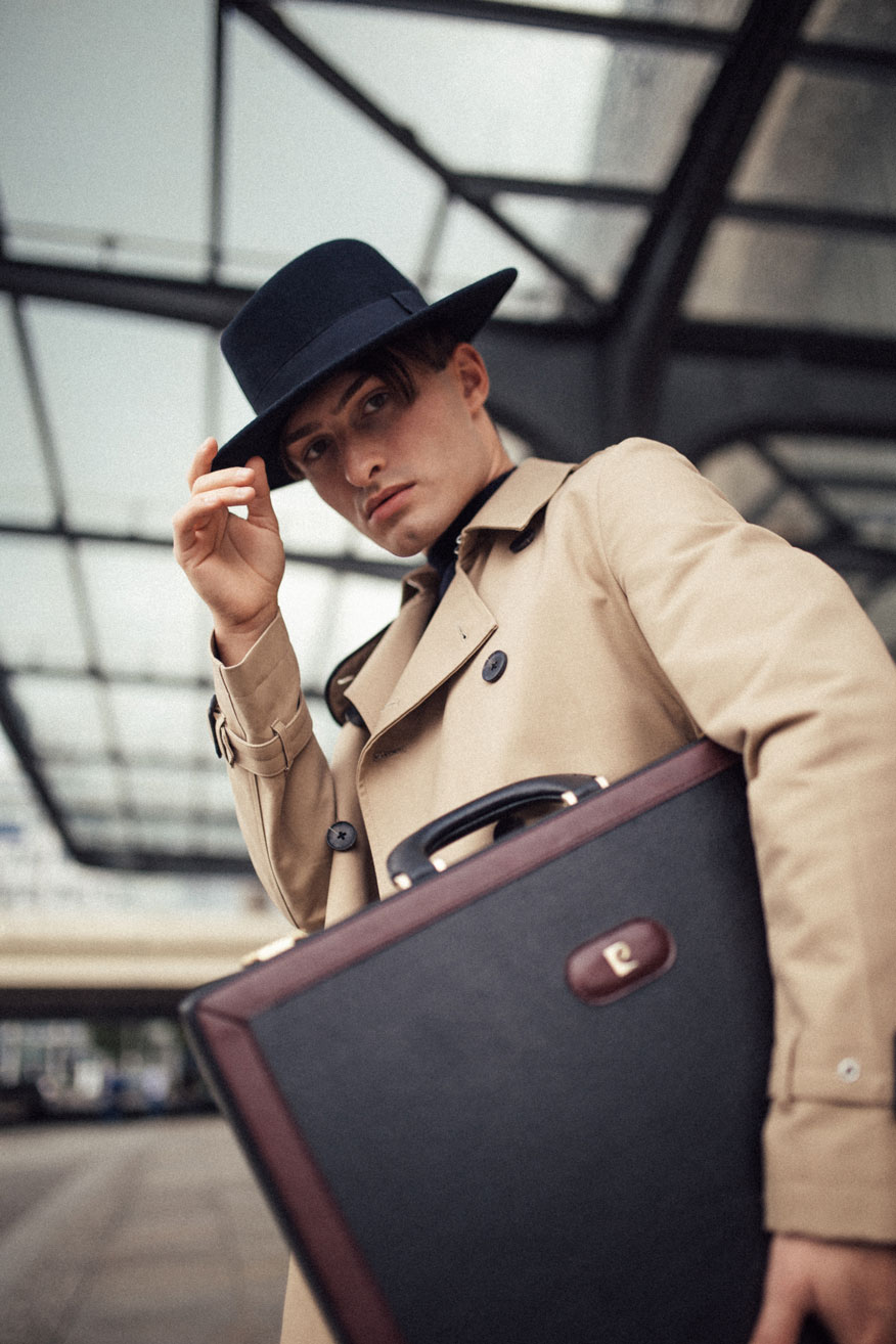 London Outfit | Trenchcoat mit Hut | Detektiv Look | Mister Matthew | 2