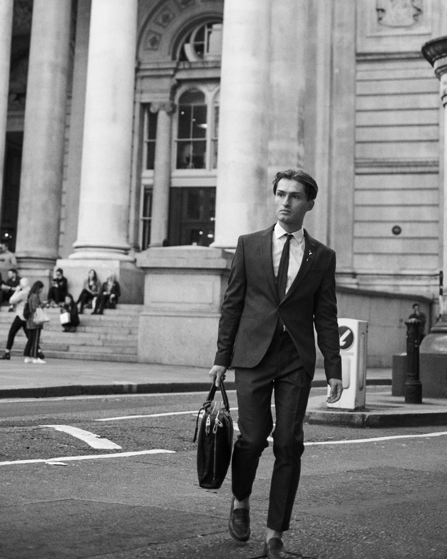 Rote Anzug für Männer | London Bank Station | Streetstyle | Mister Matthew | Matthias Limmer Dresden | 20er Style schwarz weiß Fotografie | 16
