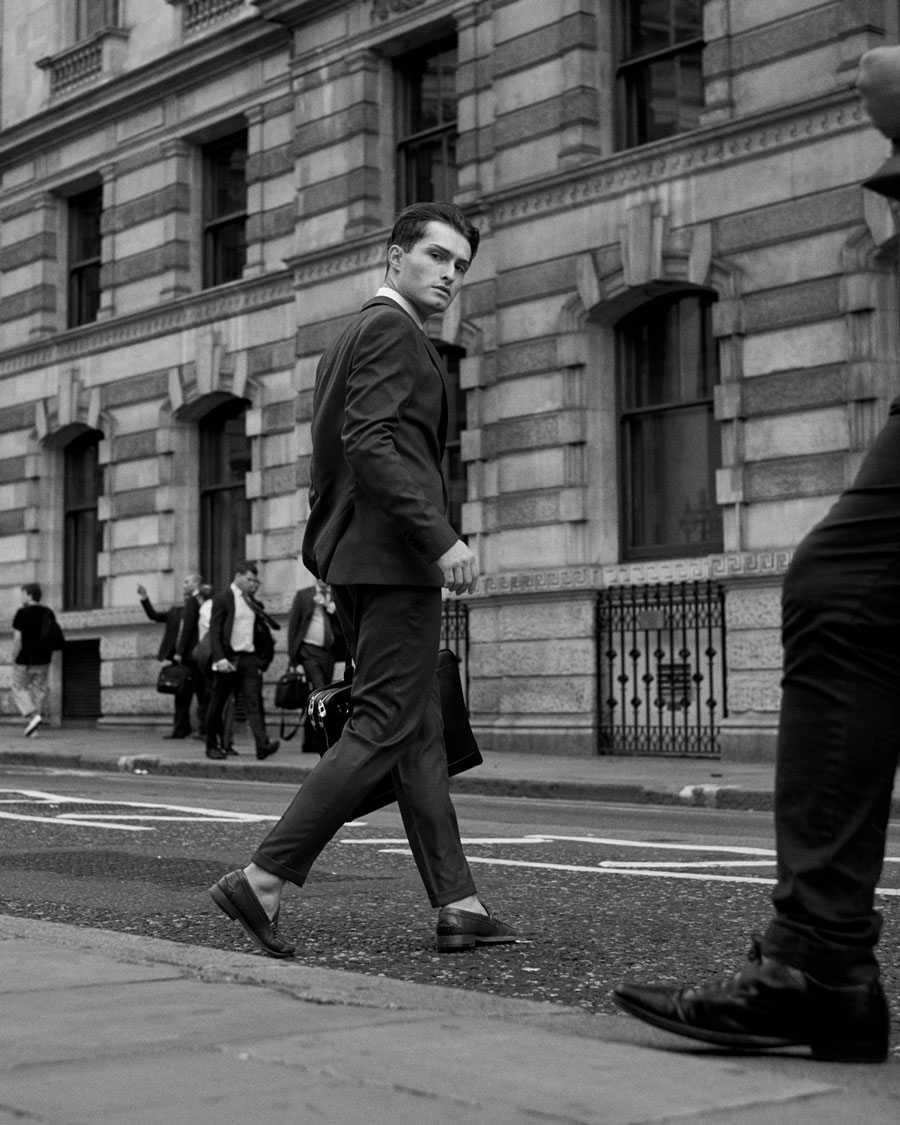 Rote Anzug für Männer | London Bank Station | Streetstyle | Mister Matthew | Matthias Limmer Dresden | 20er Style schwarz weiß Fotografie | 19