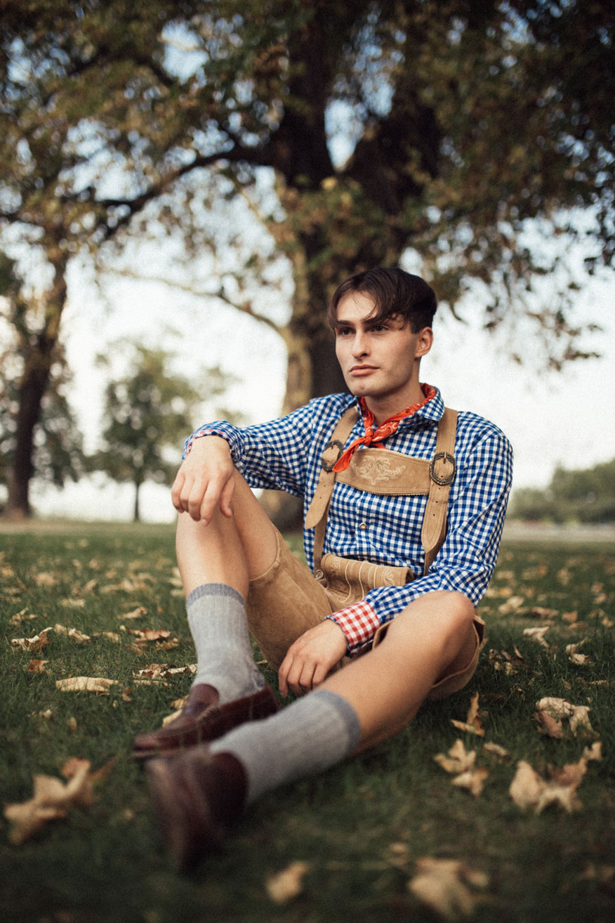 Oktoberfest Outfit für Männer | Trachtenmode für Herren | Mister Matthew | Matthias Limmer | Junge auf der Wiese | 3