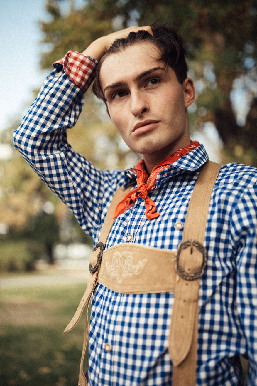 Oktoberfest Outfit für Männer | Trachtenmode für Herren | Mister Matthew | Matthias Limmer | Junge auf der Wiese | 8