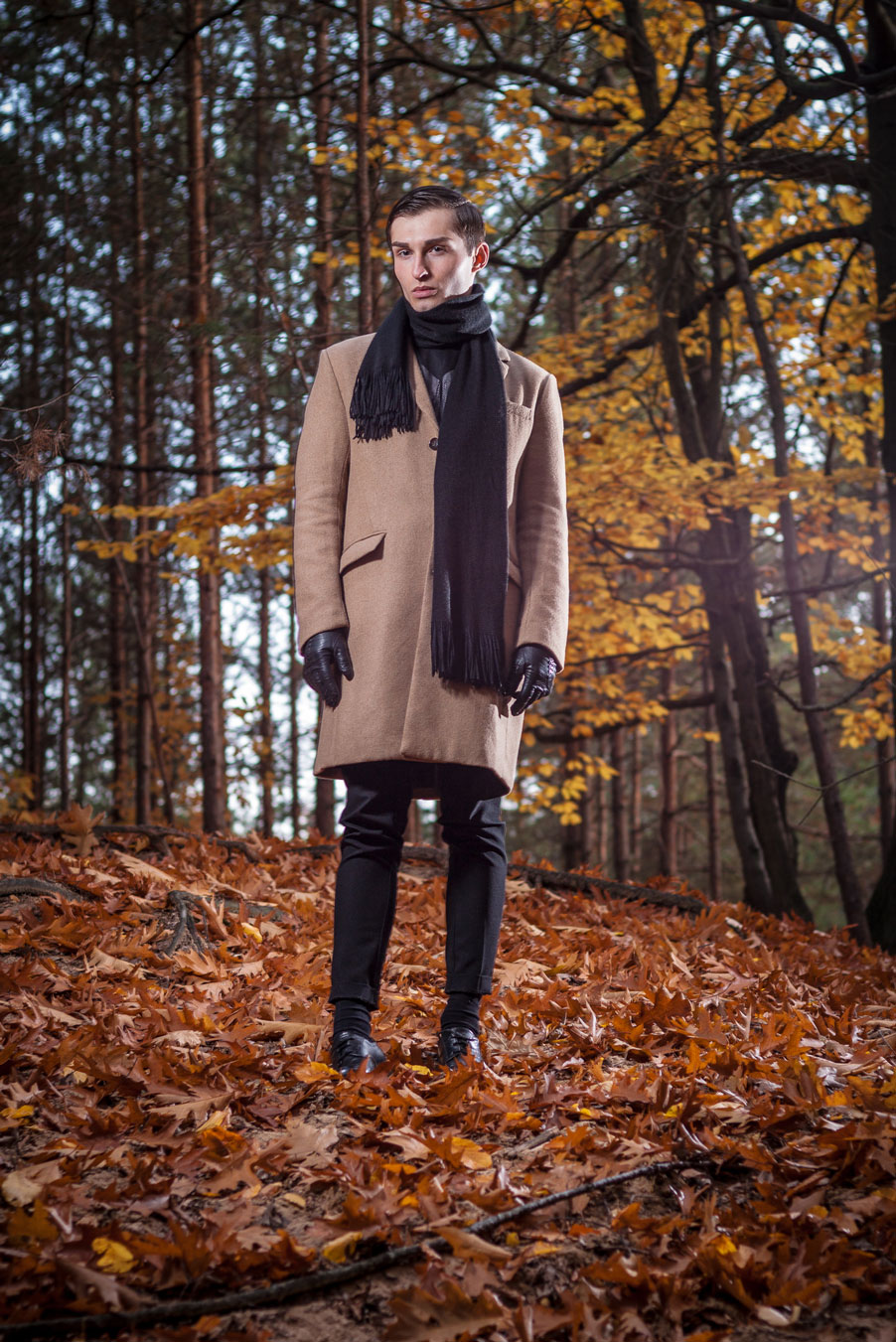 5 Outfits für die Übergangszeit | herbstlicher Look | beiger Mantel mit Schal | Junge im Wald | Mister Matthew | Matthias Limmer 1