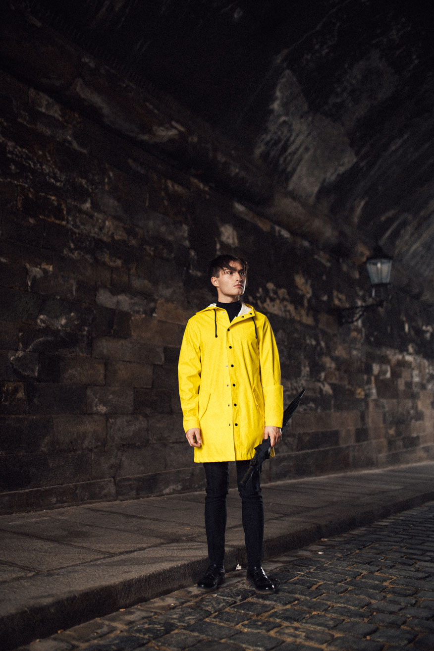 gelbe Regenmantel für Männer | yellow raincoat | Herbst Look | Regentage | Mister Matthew | Matthias Limmer | Outfit für Männer 3