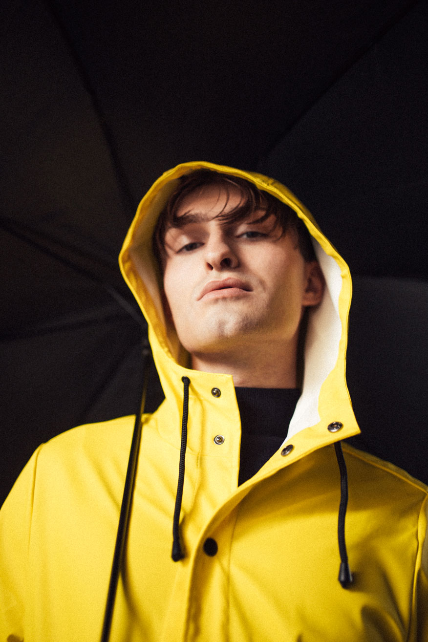 gelbe Regenmantel für Männer | yellow raincoat | Herbst Look | Regentage | Mister Matthew | Matthias Limmer | Outfit für Männer 4
