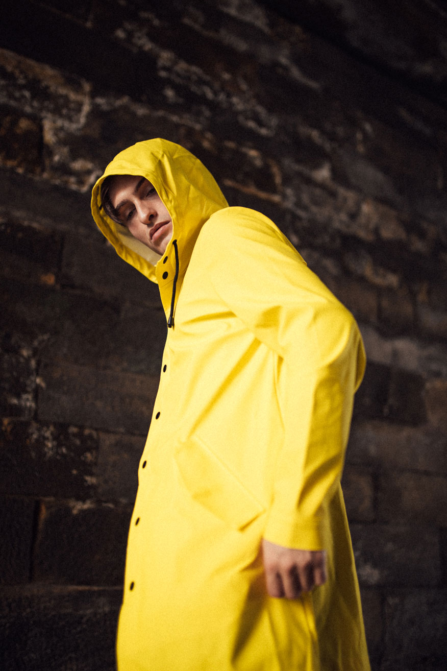 gelbe Regenmantel für Männer | yellow raincoat | Herbst Look | Regentage | Mister Matthew | Matthias Limmer | Outfit für Männer 5