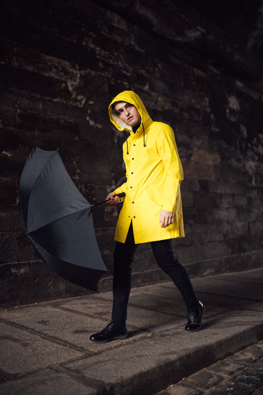 gelbe Regenmantel für Männer | yellow raincoat | Herbst Look | Regentage | Mister Matthew | Matthias Limmer | Outfit für Männer 7
