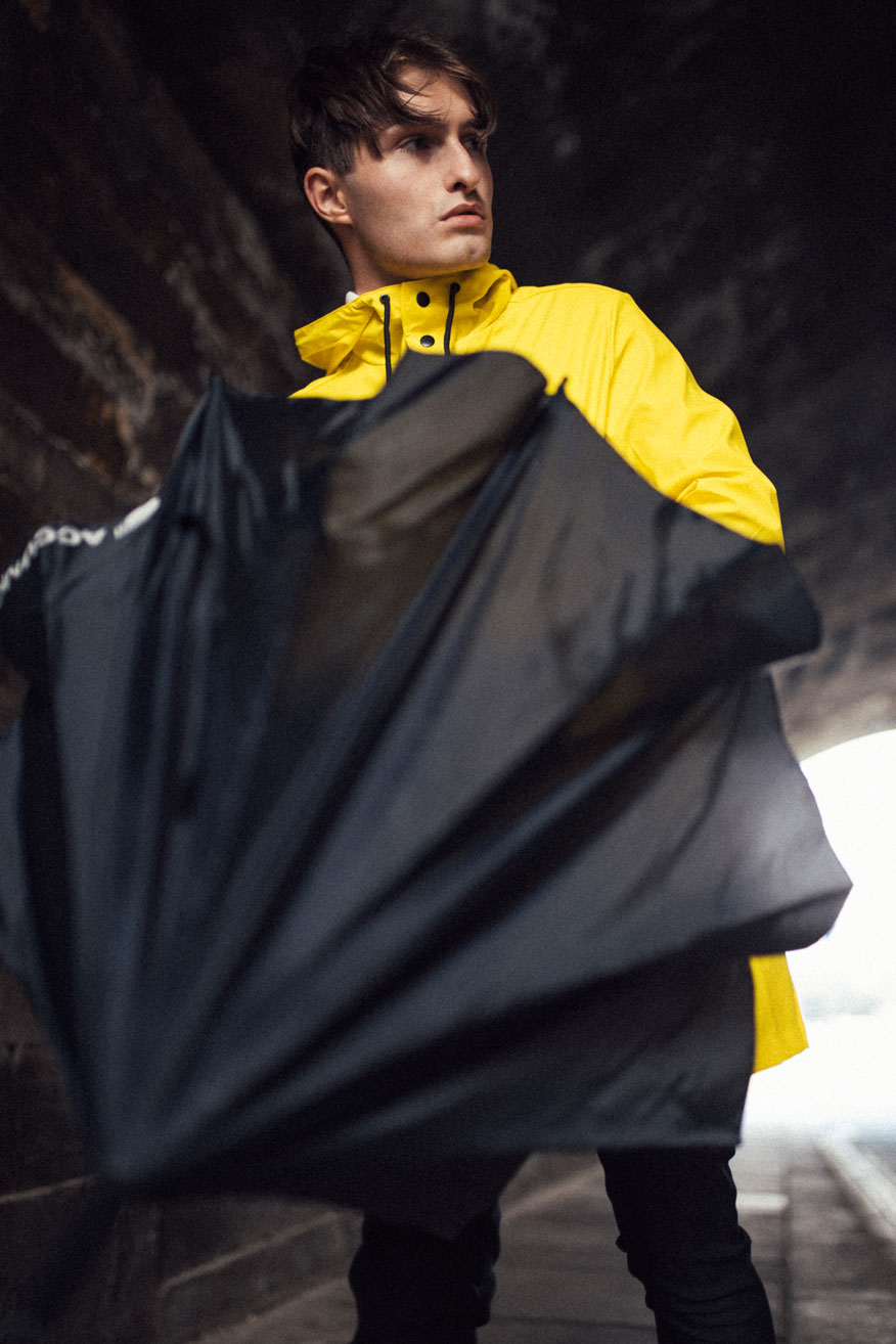 gelbe Regenmantel für Männer | yellow raincoat | Herbst Look | Regentage | Mister Matthew | Matthias Limmer | Outfit für Männer 9