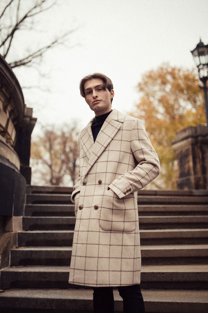 die schönsten Mäntel für Herren | weißer Mantel | Winter Outfit | Mister Matthew | Matthias Limmer in Dresden Altstadt | 4