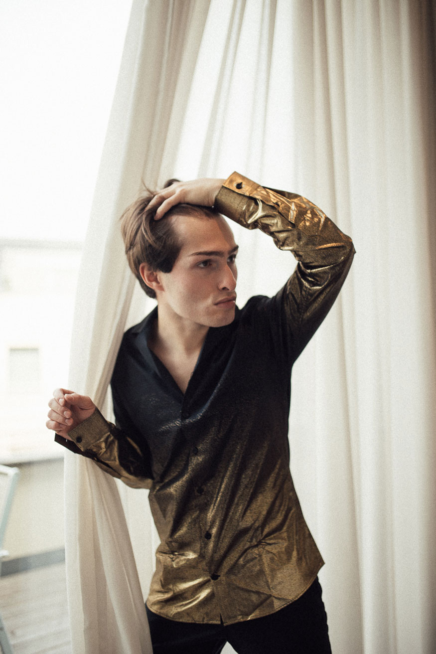 Der neue Mister Matthew alias Matthias Limmer steht vor einem Vorhang | goldenes Hemd