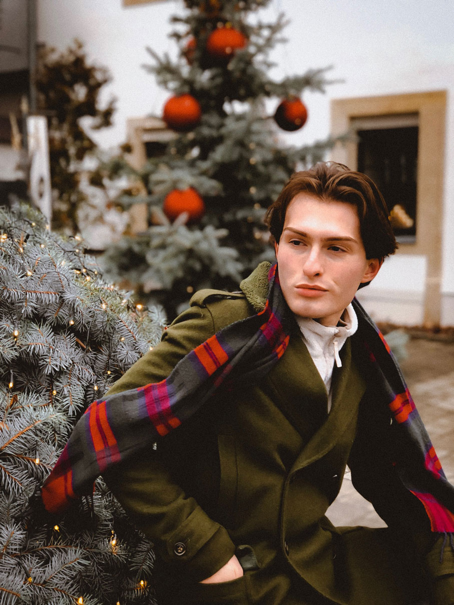 Meine Weihnachten von Mister Matthew (Matthias Limmer) in grünem Mantel mit Schal 1