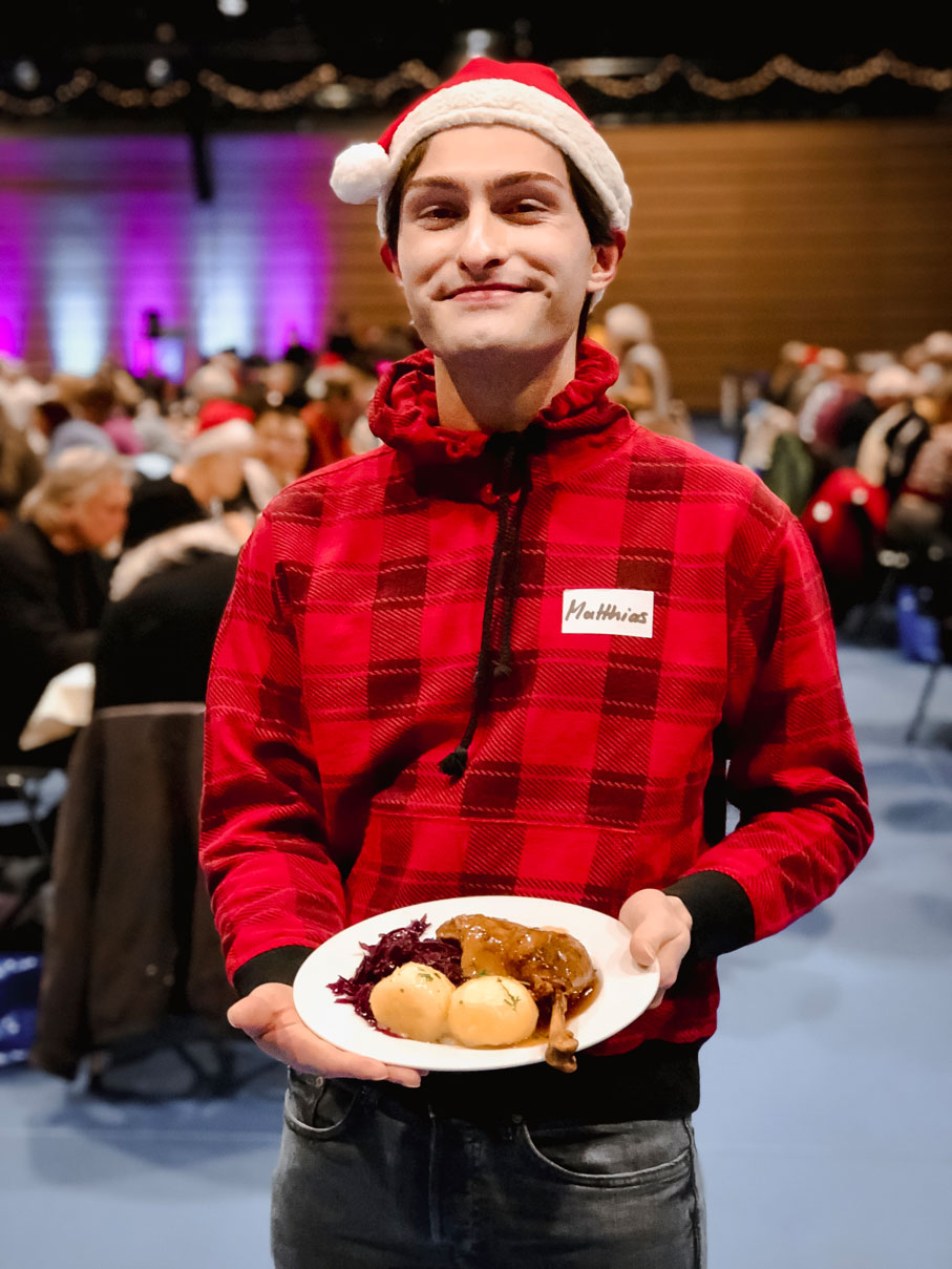 Weihnachtsessen für Obdachlose und Bedürftige in Dresden | Matthias Limmer alias Mister Matthew als Weihnachtshelfer in der Ballsportarena in Dresden