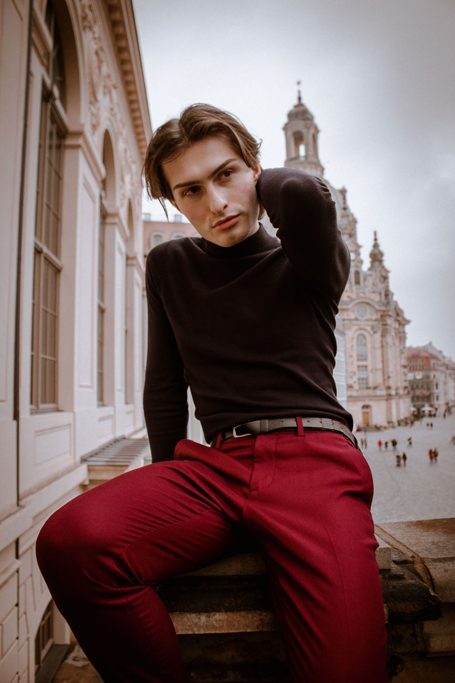 gedankenversunken sein, sich Gedanken machen | Mister Matthew alias Matthias Limmer in der Dresdner Altstadt vor der Frauenkirche | rote Hose für Männer