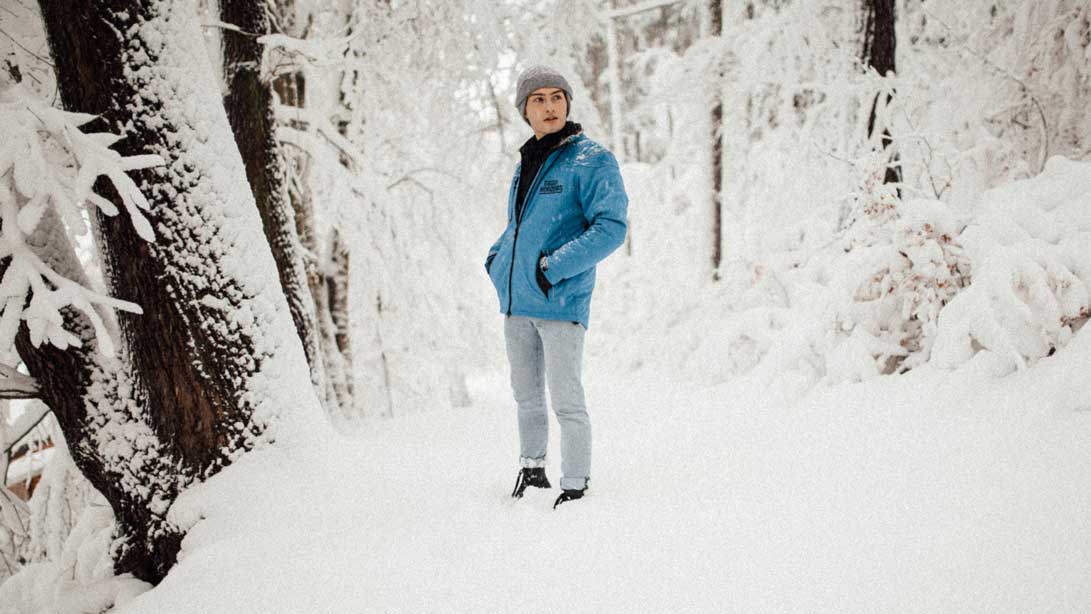Mister Matthew in einer Schneelandschaft und das passende Winter Outfit dazu