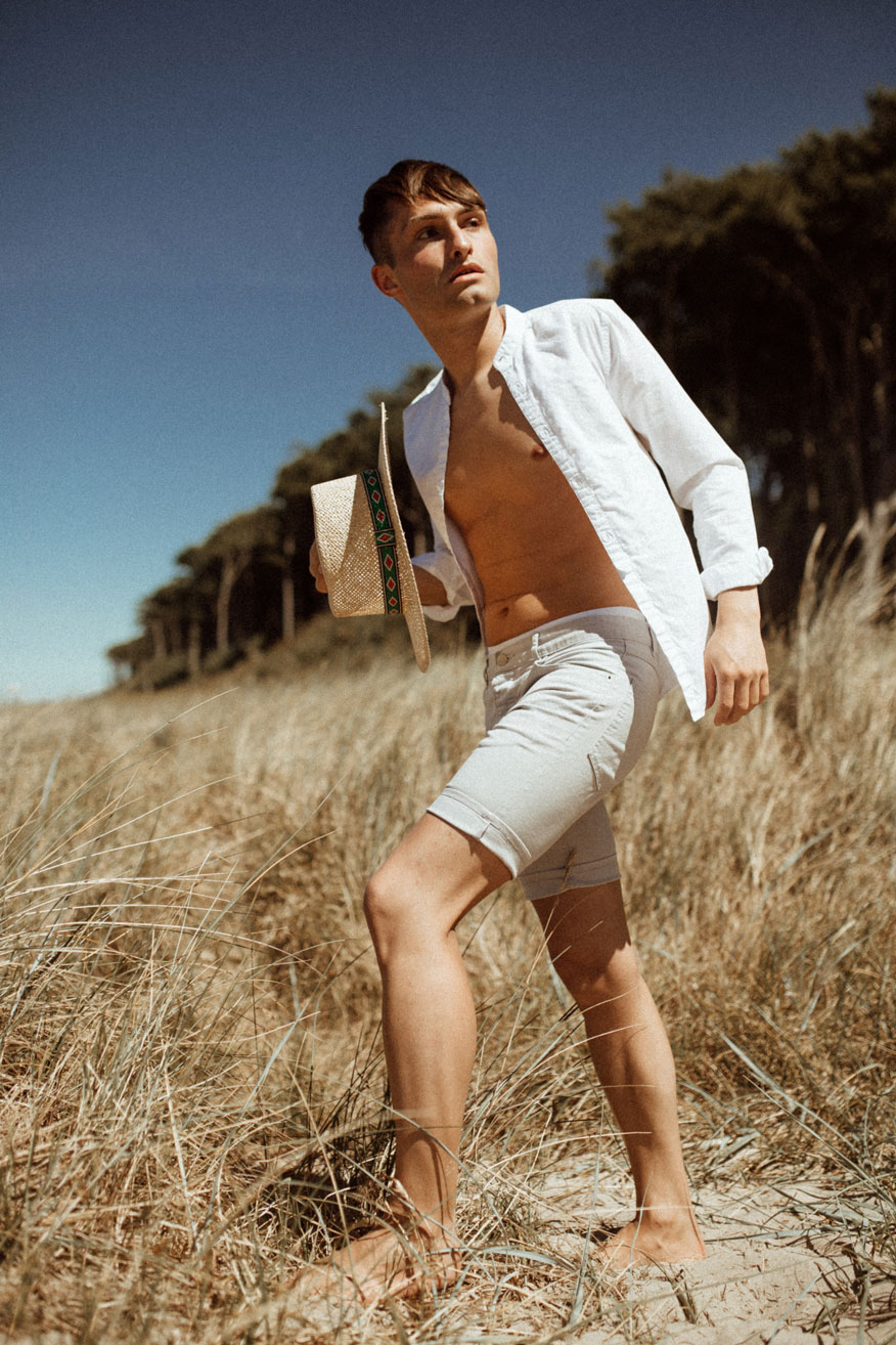 10 Dinge, die ich diesen Sommer machen möchte | Sommerlook mit Hut und weißem Hemd | rasierte Beine für Männer