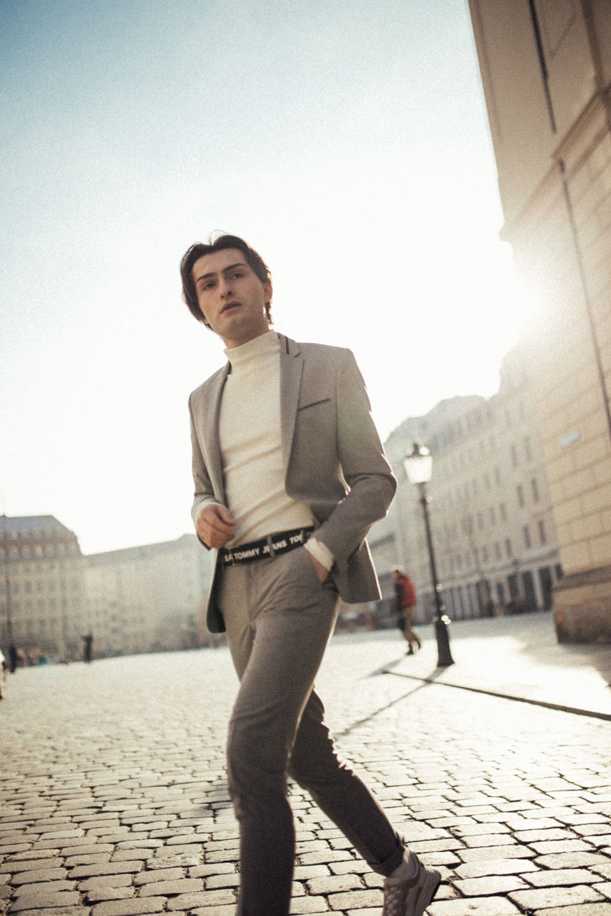 Entspanntes Büro Outfit für Männer als grauer Anzug mit Gürtel und Sneakern | Mister Matthew (Matthias Limmer) auf dem Neumarkt in Dresden 2