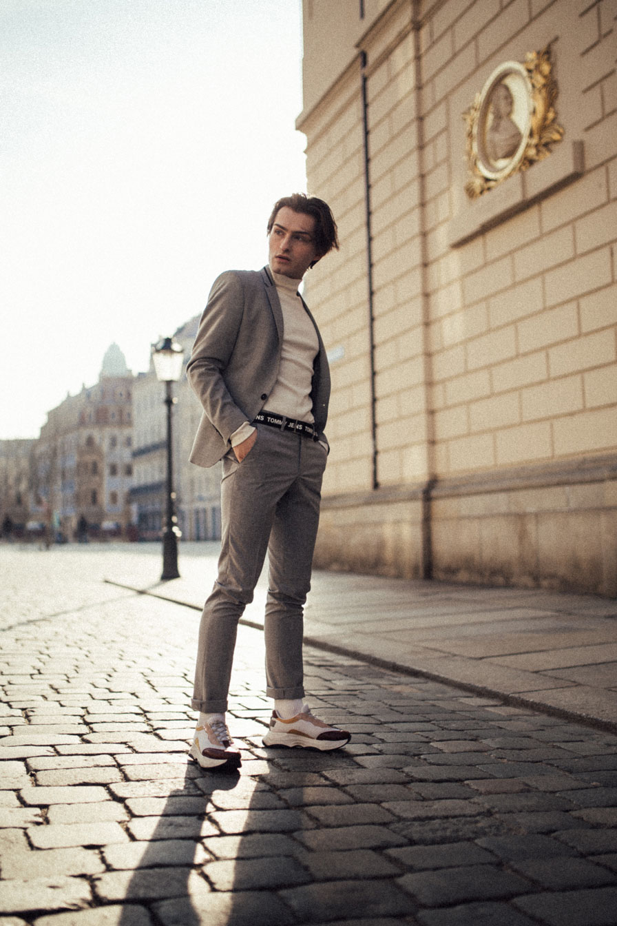 Entspanntes Büro Outfit für Männer als grauer Anzug mit Gürtel und Sneakern | Mister Matthew (Matthias Limmer) auf dem Neumarkt in Dresden 3