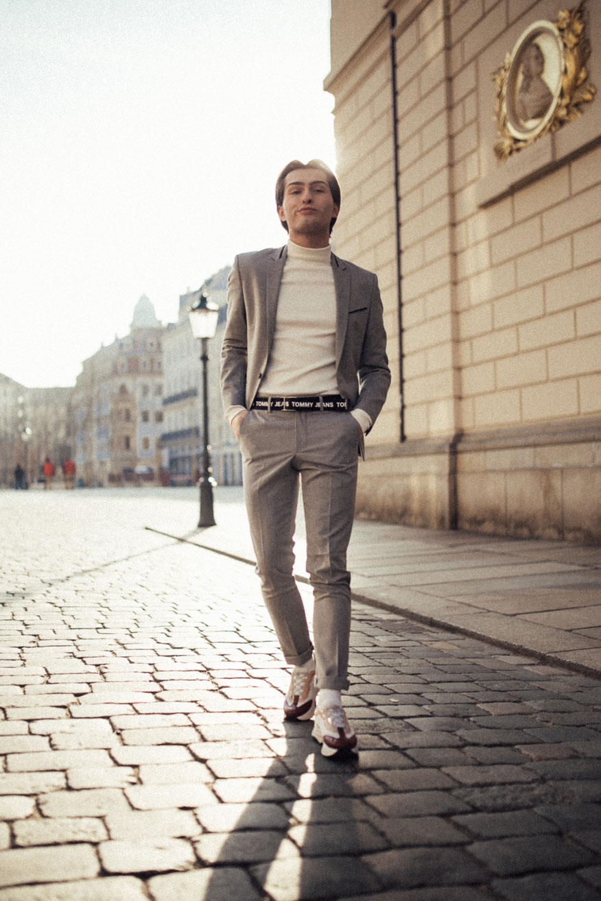 Entspanntes Büro Outfit für Männer als grauer Anzug mit Gürtel und Sneakern | Mister Matthew (Matthias Limmer) auf dem Neumarkt in Dresden 4