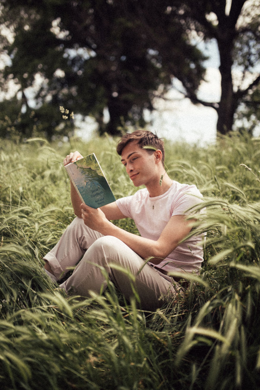 Mister Matthew gibt Suchtipps für den Sommer. Matthew liest ein Buch im Gras.