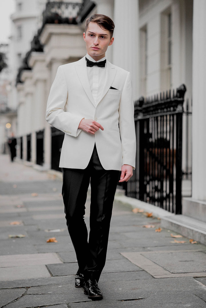 Mister Matthew alias Matthias Limmer in einem weißen Smoking in London.