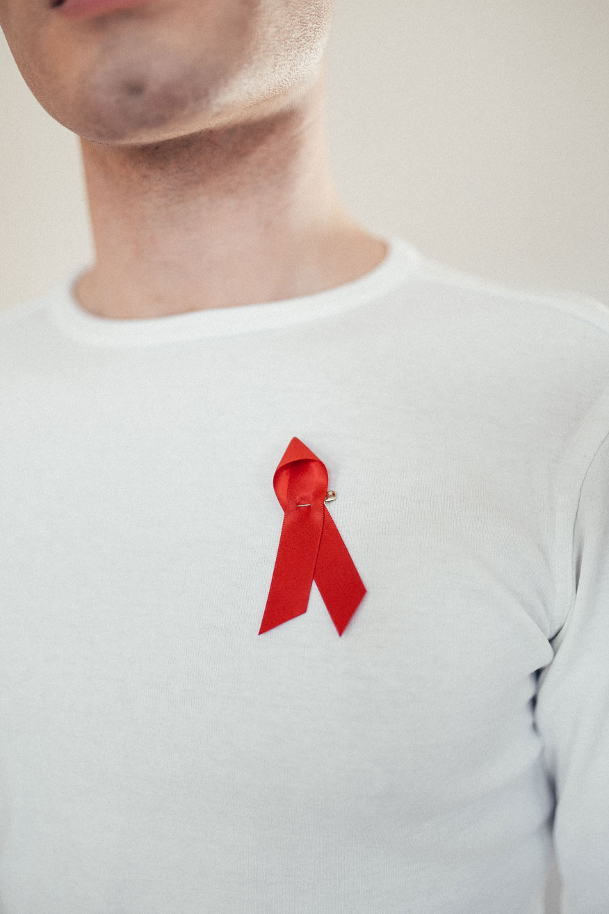 AIDS Schleife am weißen T-Shirt.