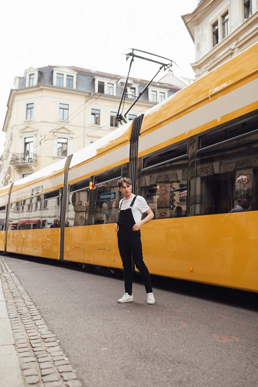 DVB Straßenbahn gelb in Dresden, davor Mister Matthew stehend.