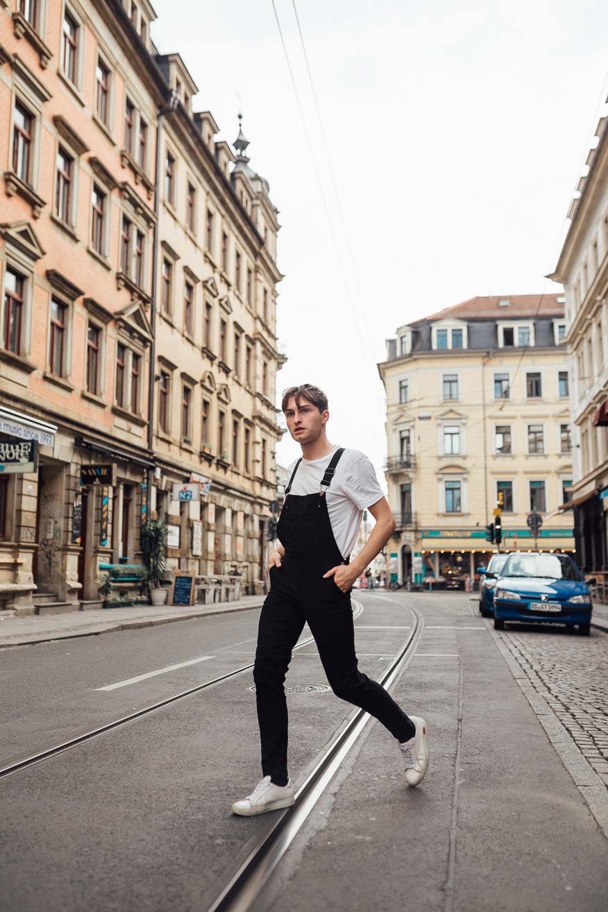 Latzhose als Outfit für Männer im Streetstyle Look fotografiert.