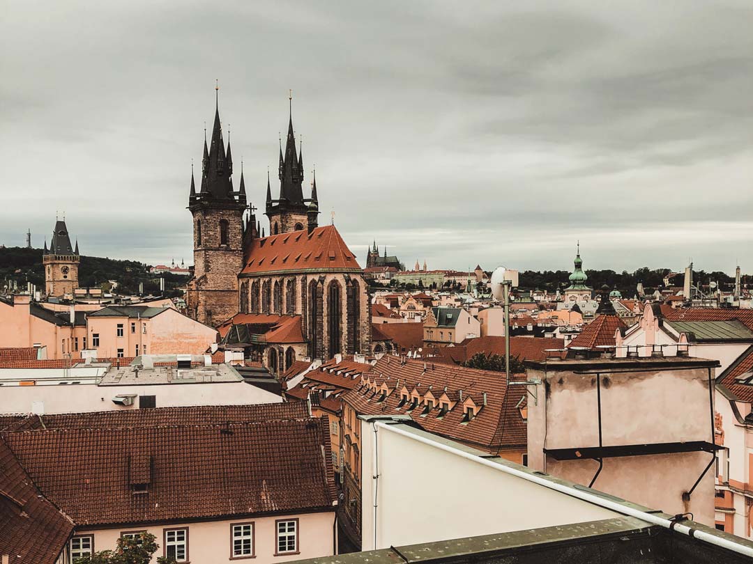 Aussicht in Prag auf Kirche. Urlaub in Prag machen: Hinweise und Tipps!