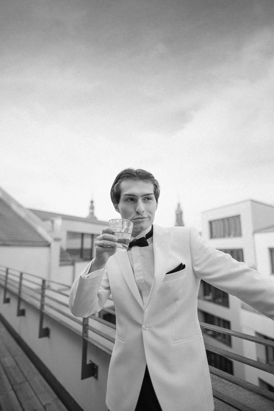 Mister Matthew in einem James Bond Smoking in Weiß.