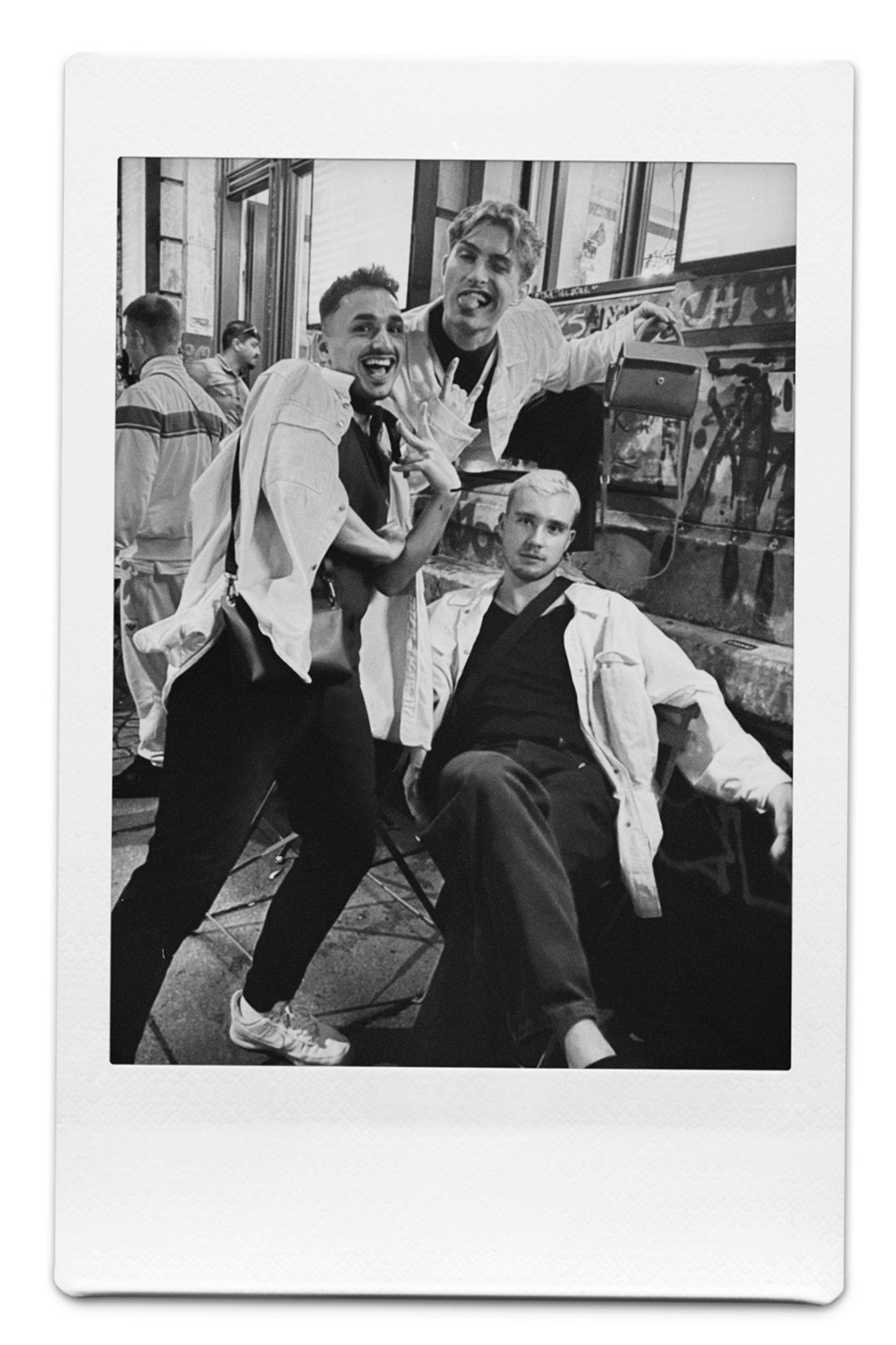 Polaroid von Freunden: Konrad, Ditjon und Mister Matthew.