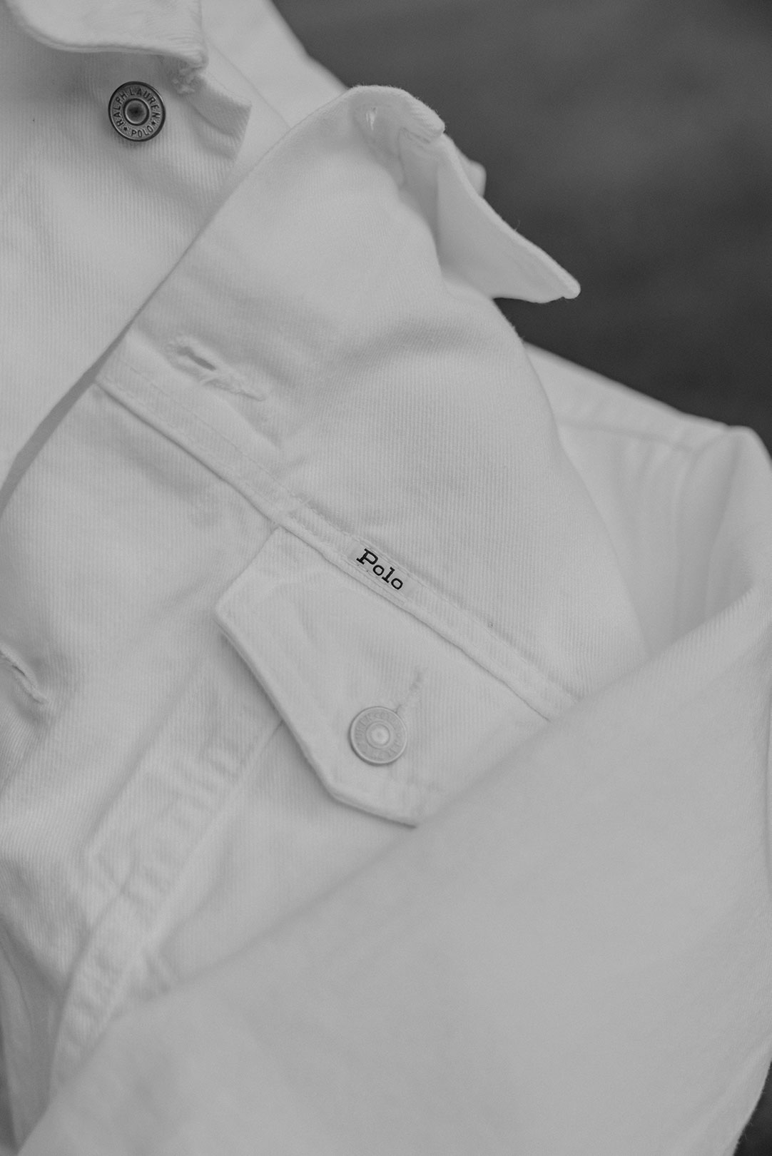 Polo Ralph Lauren Logo auf weißer Jeansjacke.