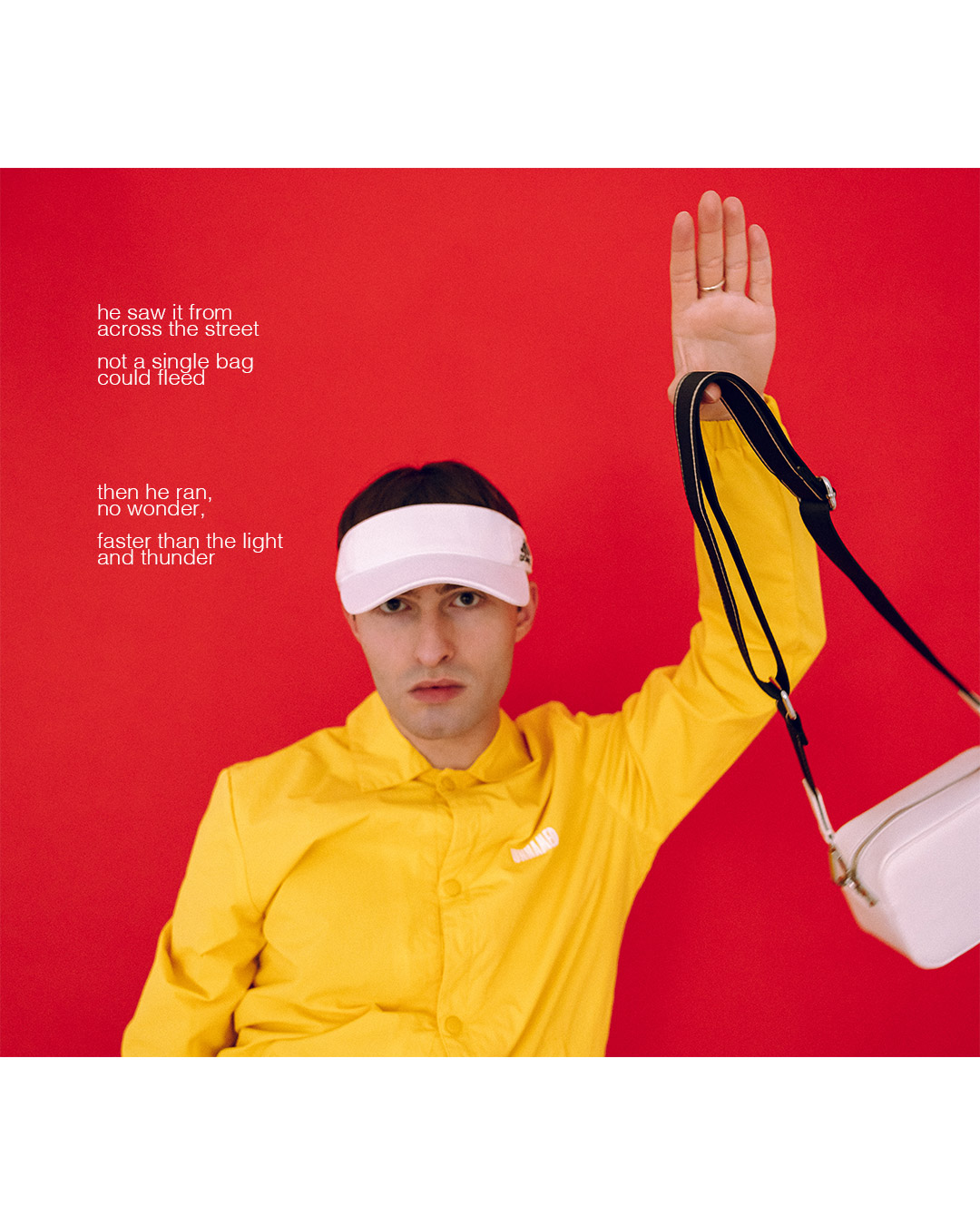 Weiße Handtasche für Männer in einem Fashion Editorial fotografiert.