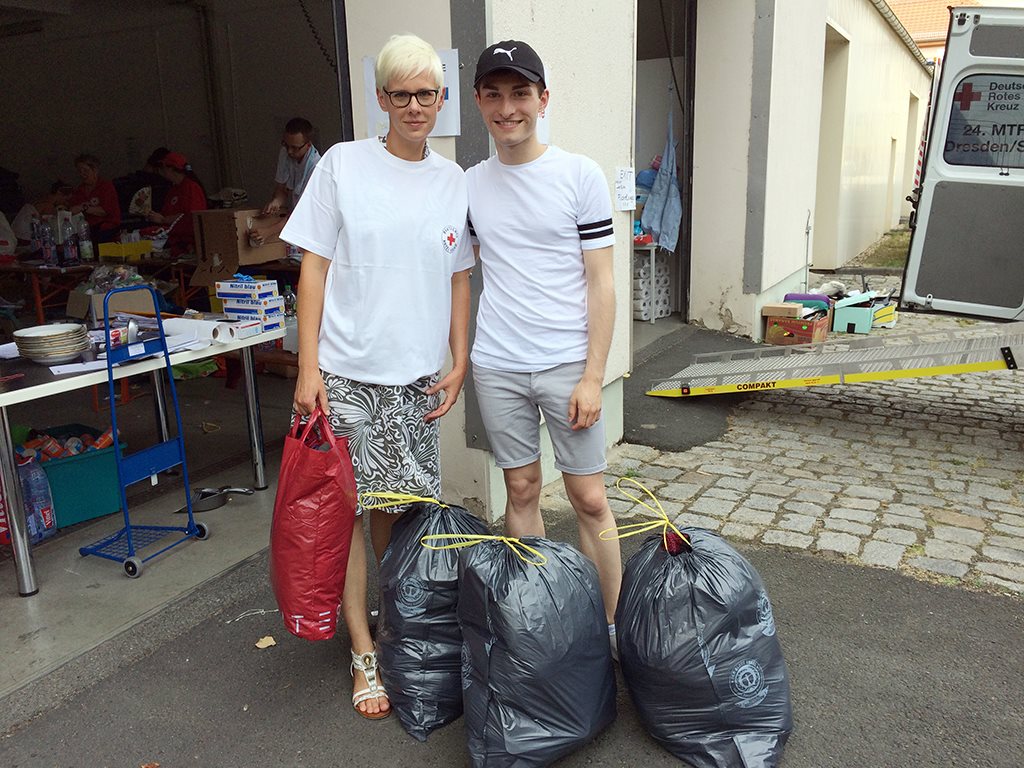 Pressebild Mister Matthew zur Abgabe von Spenden mit Fashion für Flüchtlinge beim DRK Dresden.