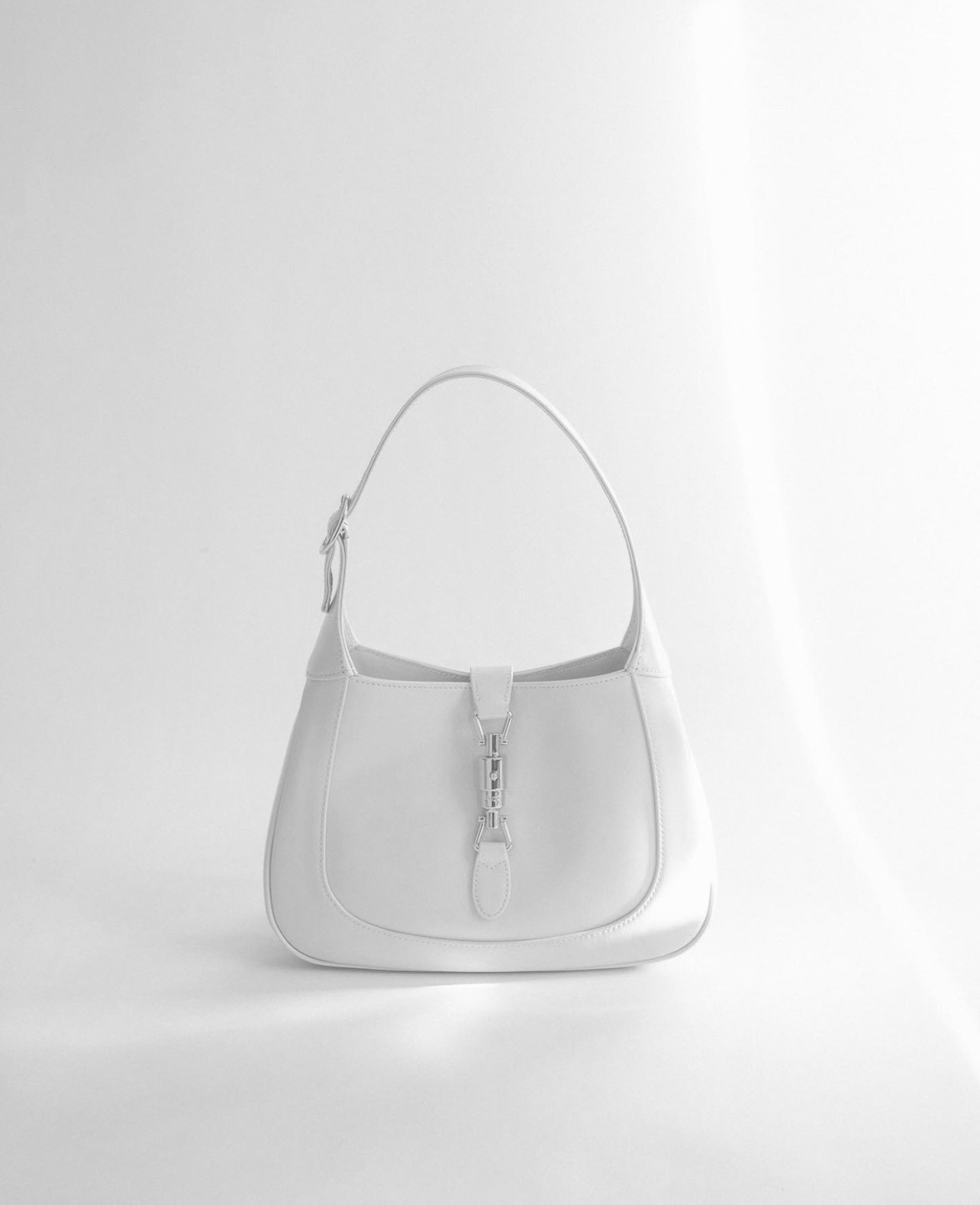 Weiße Designertasche von Gucci.