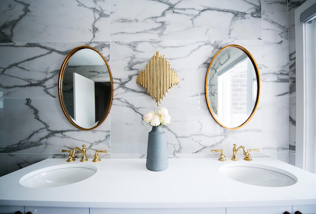 Luxury Monochromatic Interior als Beispiel an einem Badezimmer bzw. Bathroom.