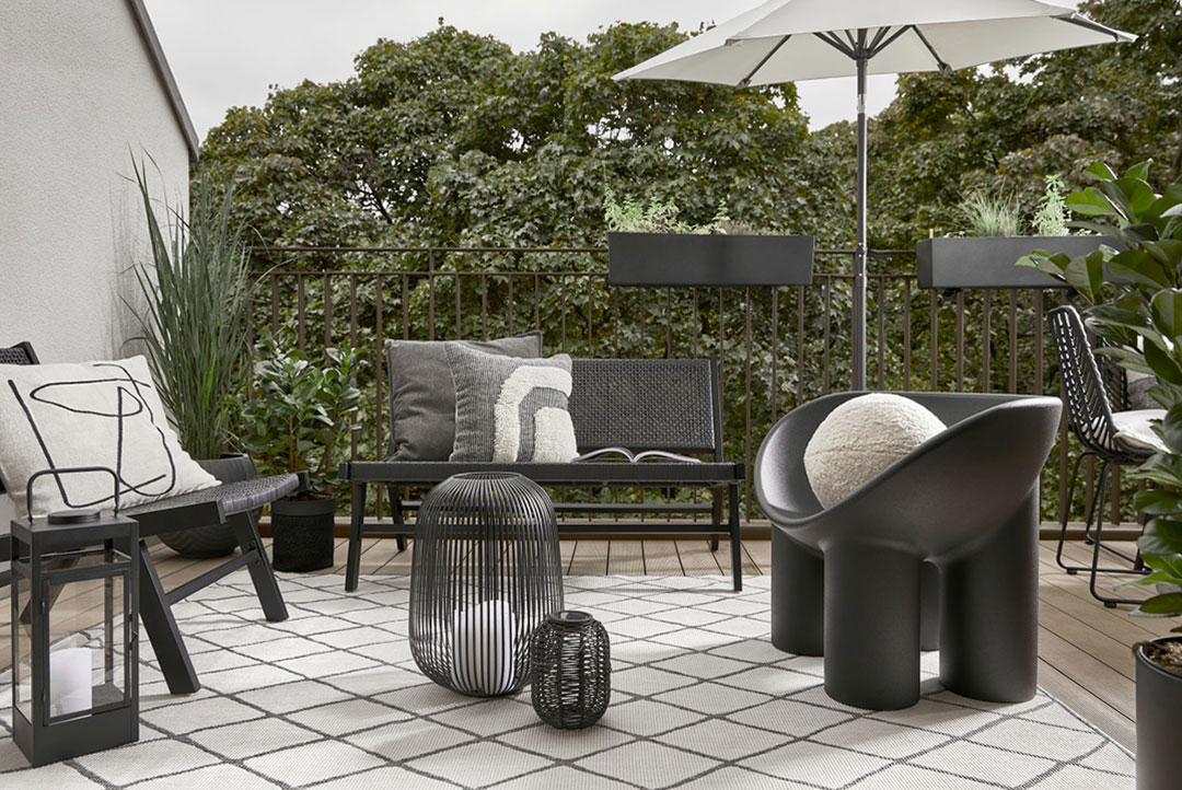 Monochrome Möbel in Schwarz für Garten und Balkon.