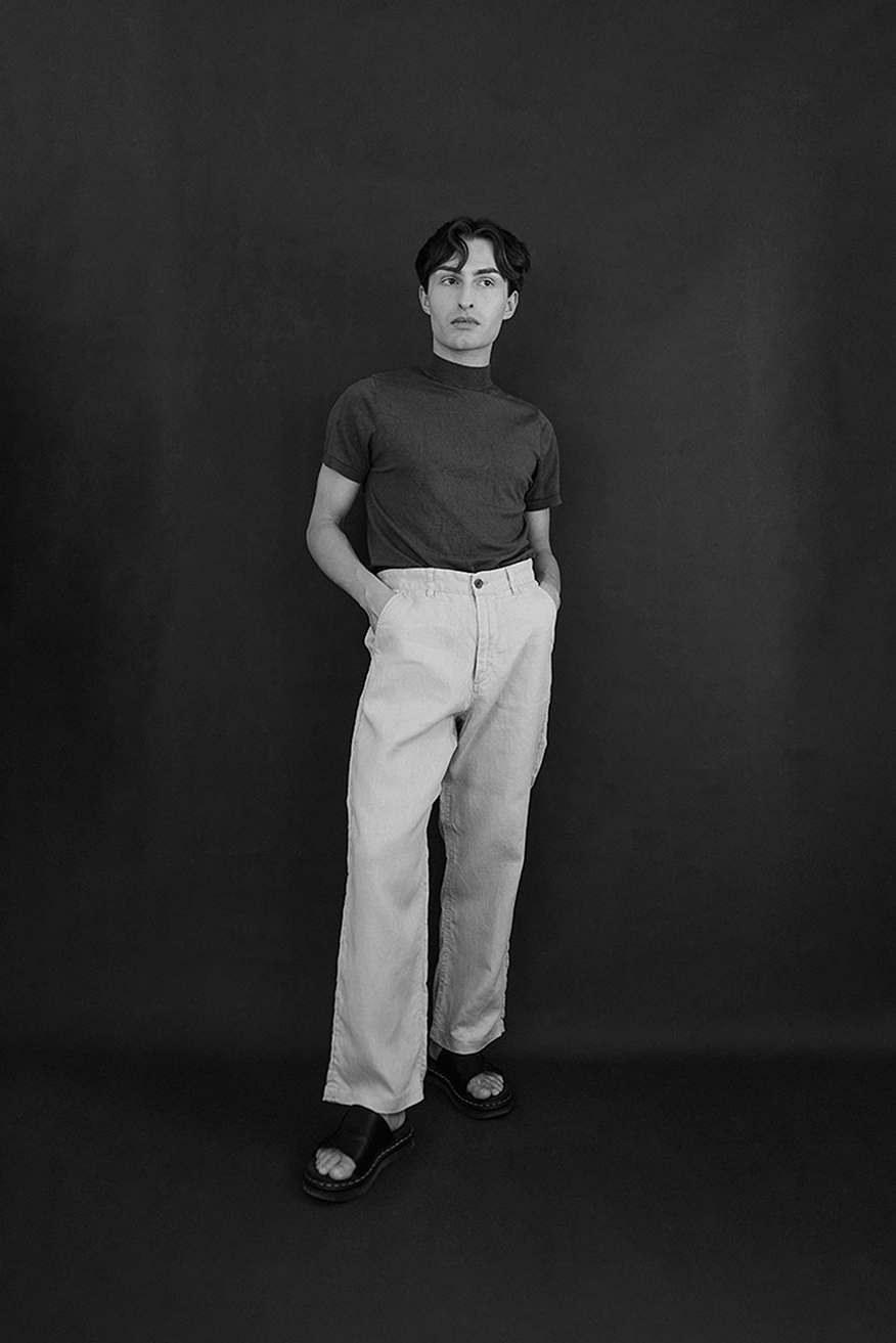 Leinenoutfit in schwarz-weiß fotografiert.