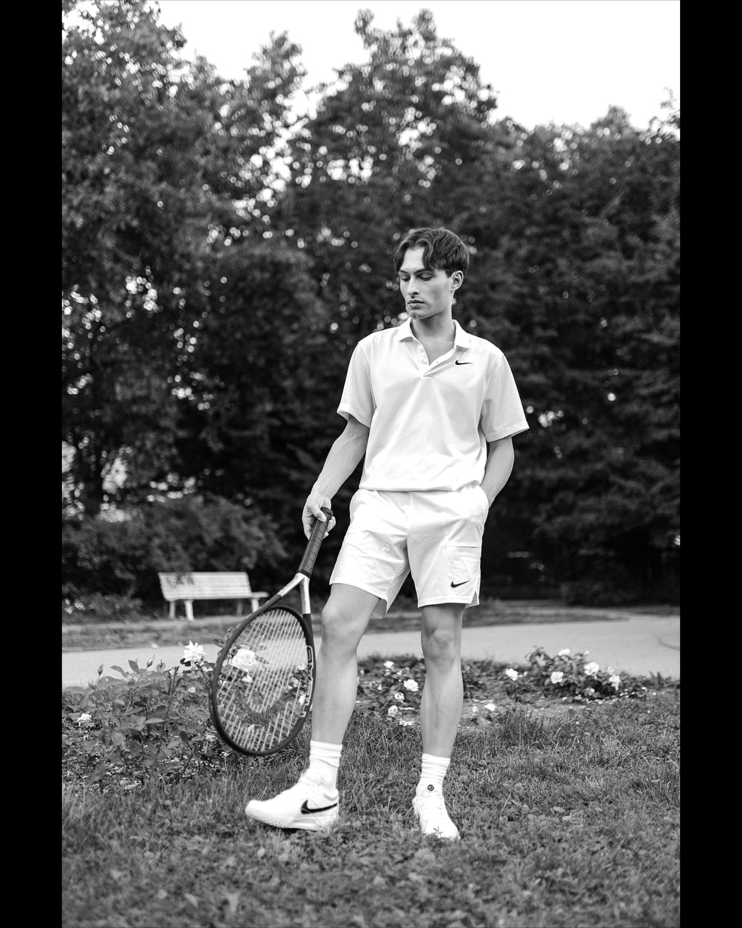 Tennis-Outfit für Männer in Schwarz-Weiß.