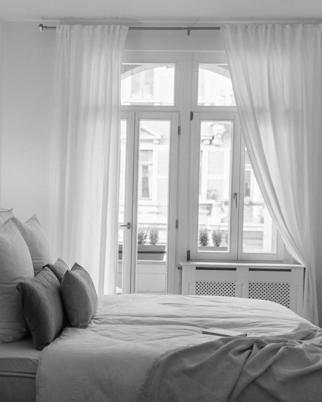 Schlafzimmer minimal chic in meiner Altbauwohnung in Dresden.