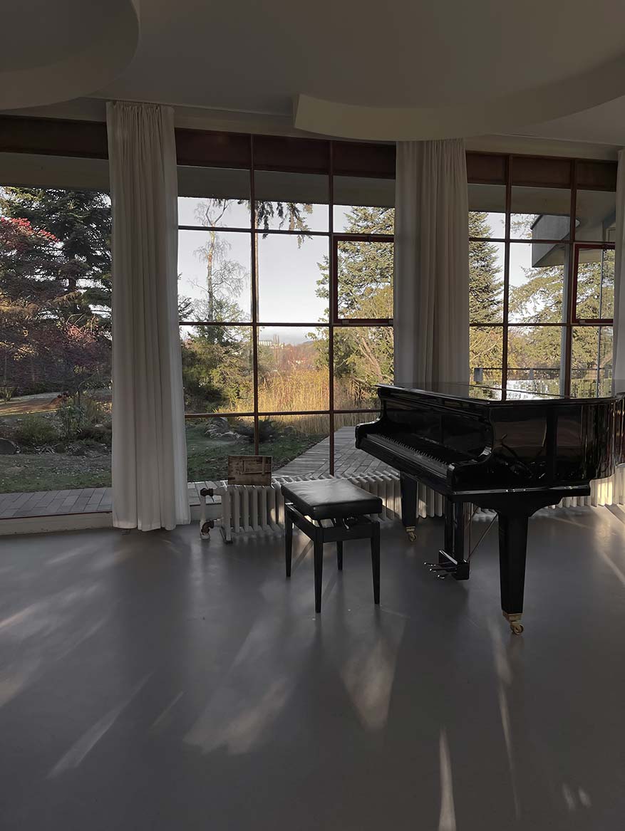 Haus Schminke mit Klavier im Wohnzimmer.