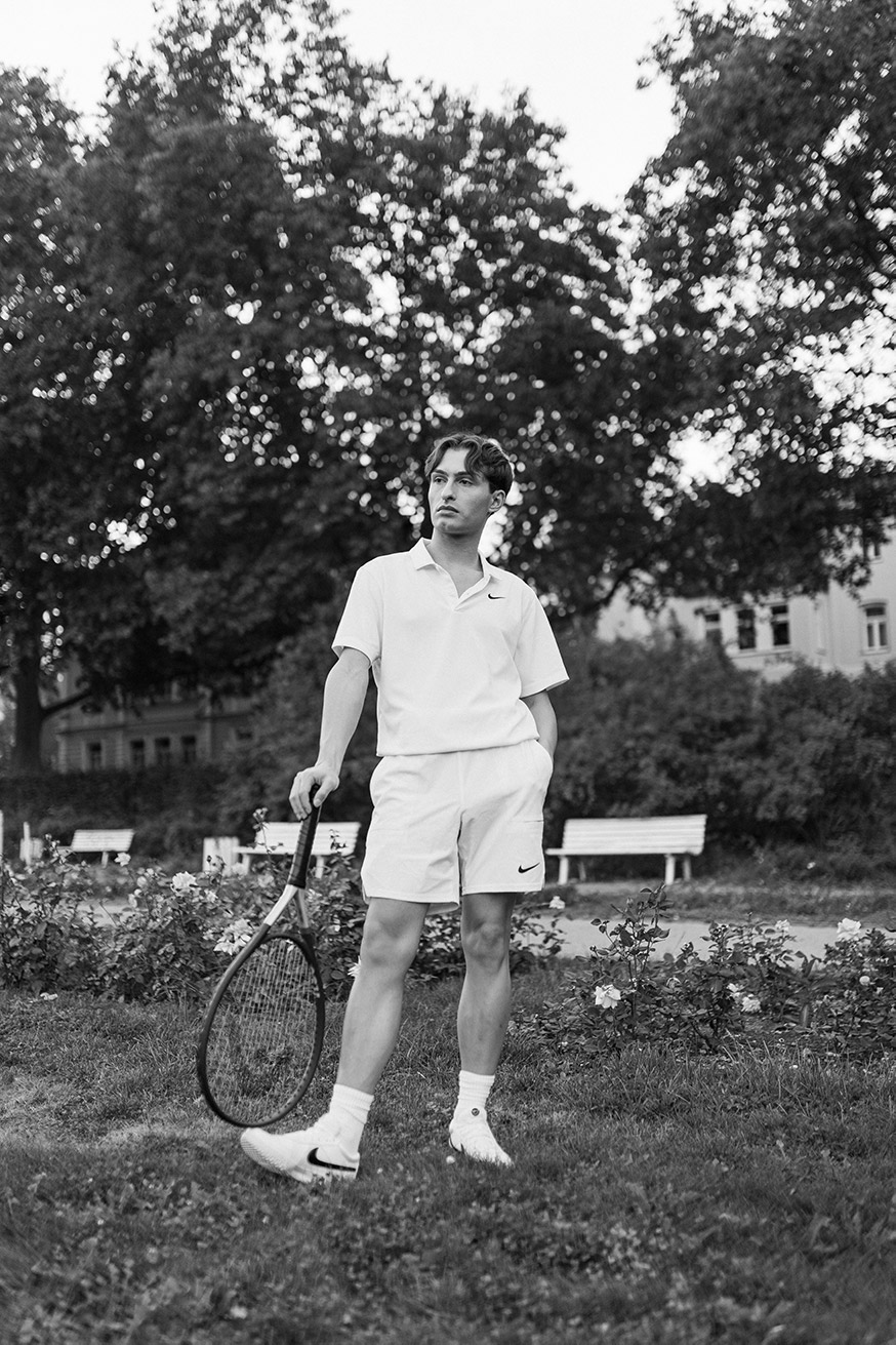 Tennis Outfit für Männer kombiniert mit Accessoires