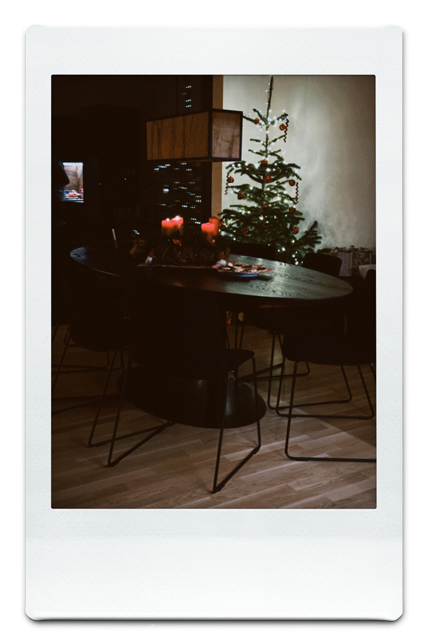 Polaroid Tagebuch: 5 Tage Weihnachten mit Mister Matthew Esstisch Tag 1