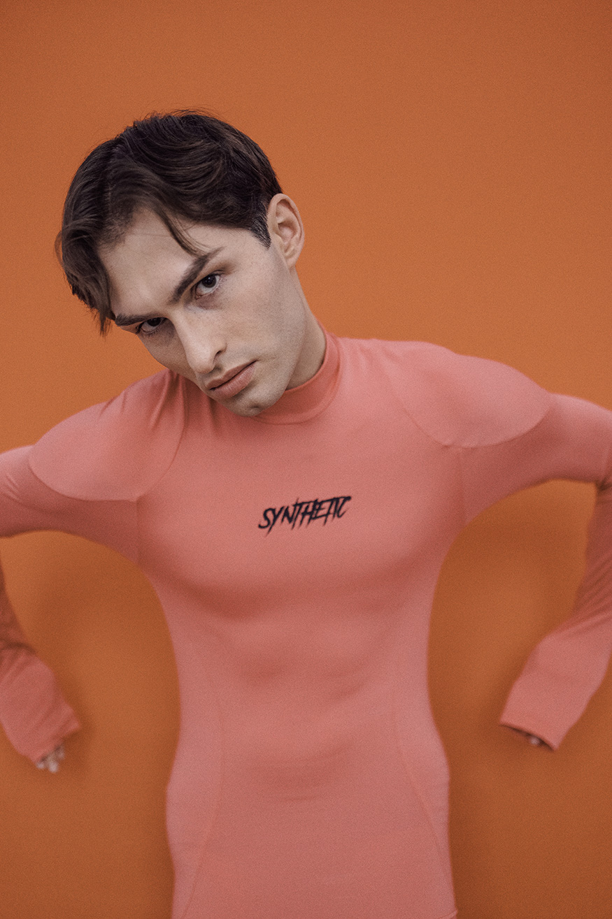 Wie kann man als Mann die Trendfarbe Peach Fuzz tragen