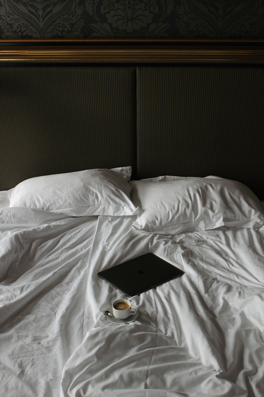 Arbeiten im Bett - Macbook liegt auf Bettwäsche im Grandhotel