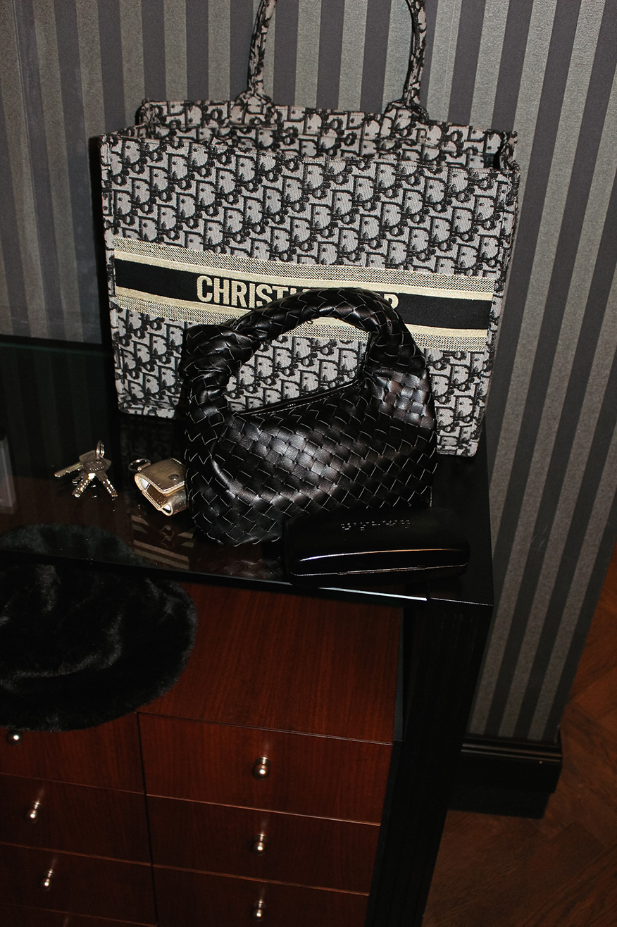 Christian Dior Tasche auf dem Hotelzimmer