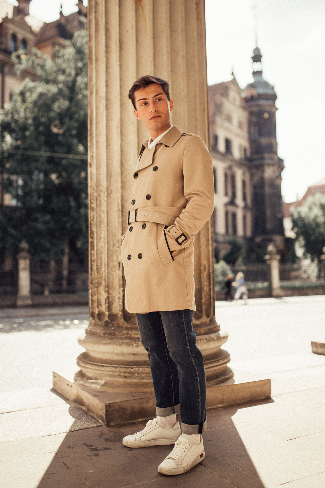 Frühlingslook: Trenchcoat mit Jeans und Sneaker