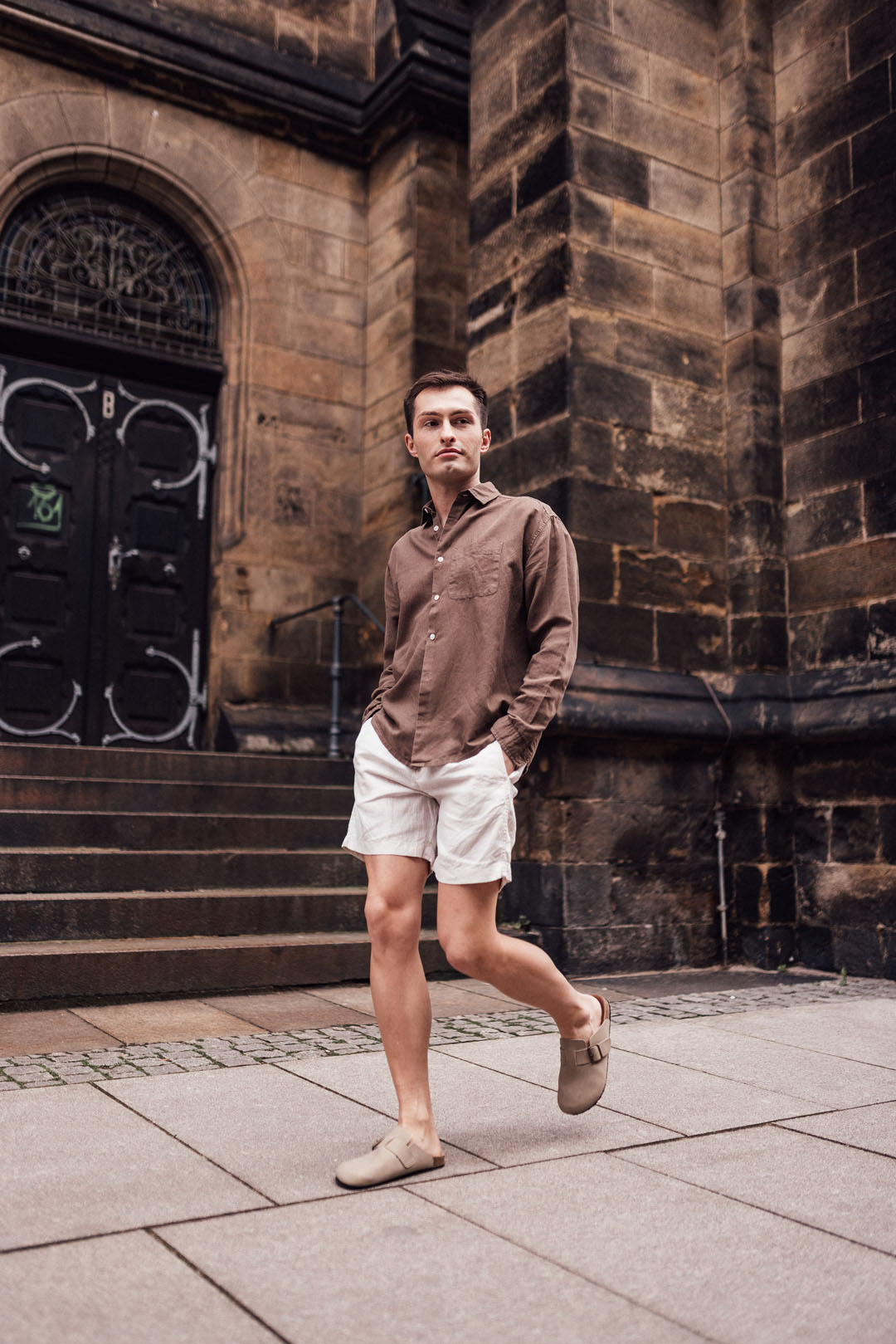 Sommerschuhe 2025: Clogs für Männer feiern ihr stilvolles Comeback