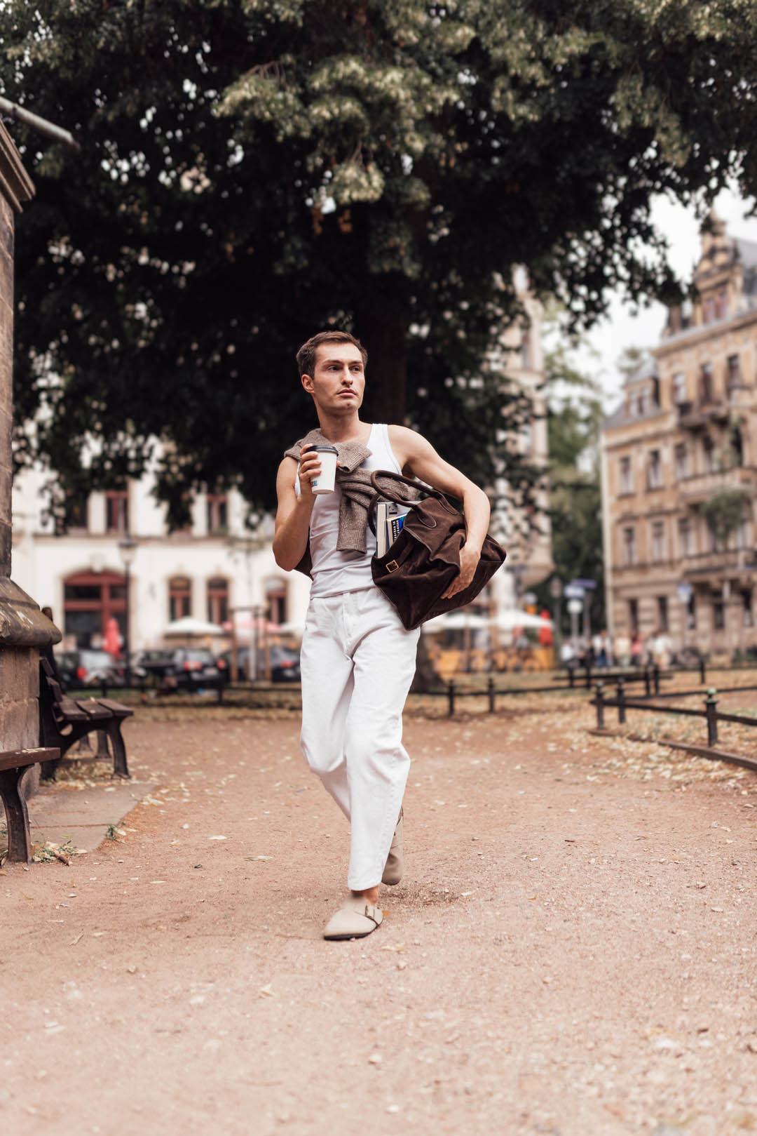 Warum der All-White-Look für Männer jetzt genau richtig ist