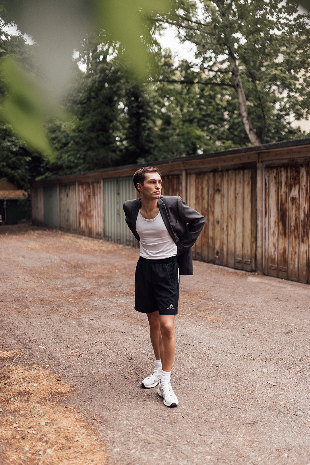 Athleisure trifft Tailoring: Sportshorts mit Sakko als Outfit kombiniert