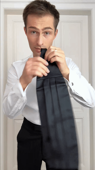 Der Smoking mit Kummerbund und Fliege